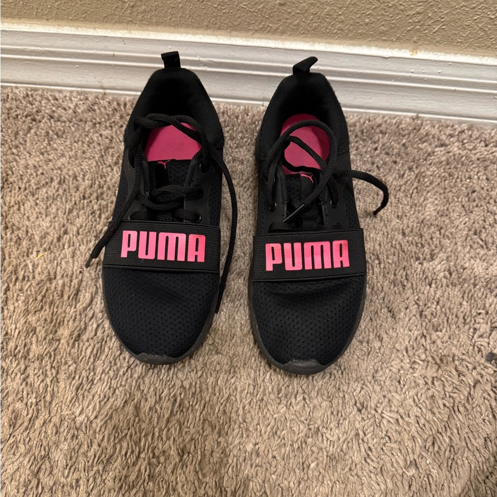 Girls Puma sneakers barely used size 2